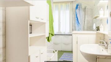 Apartment, 2 Bedrooms | Bathroom | Combined shower/tub, hair dryer, towels