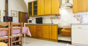 Apartamento, 2 quartos | Cozinha privada | Geladeira grande, micro-ondas, fogão, cooktop