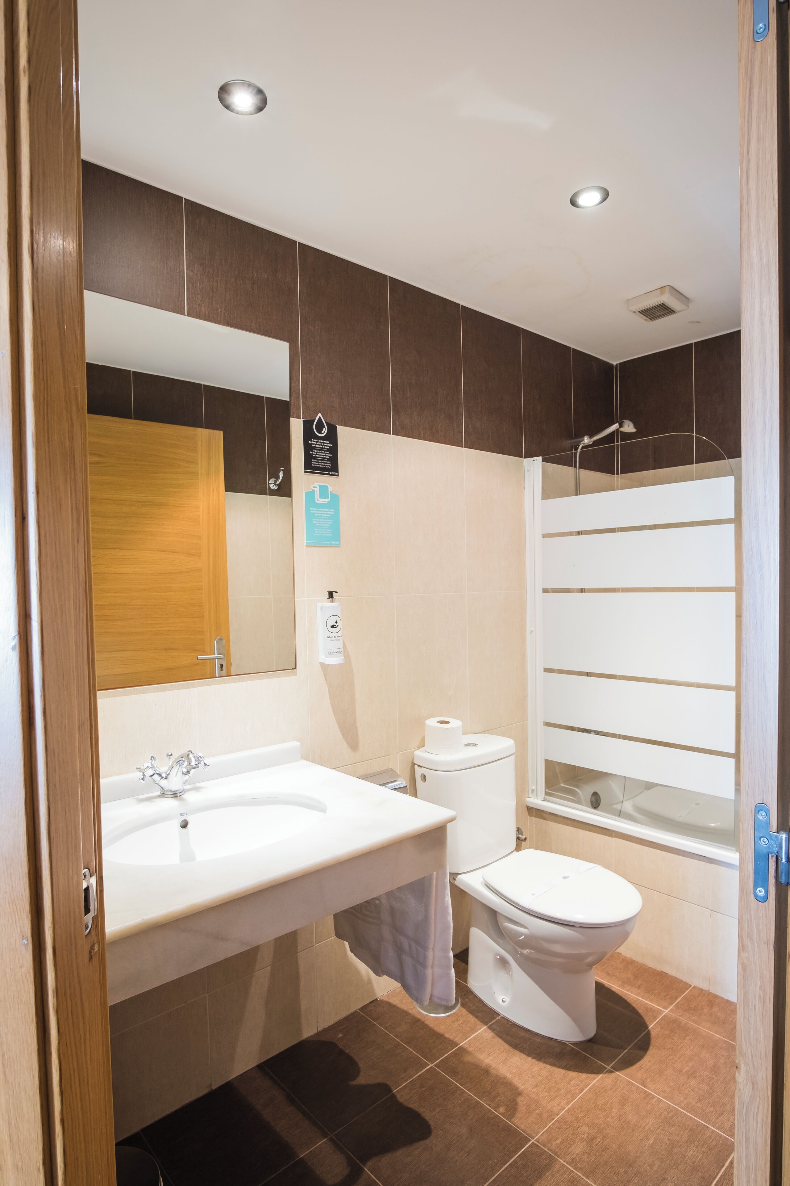 double or twin room | bathroom | bathtub, deep-soaking bathtub, towels