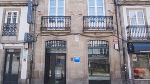 Un edificio con un cartel que indica que es un hotel.