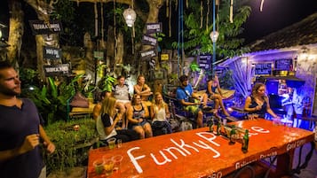 Se sirven desayunos, almuerzos, cenas y cocina local e internacional