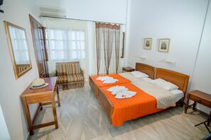 In-room safe, iron/ironing board, free cots/infant beds, free WiFi - Elpida Apartments by Checkin (Hersonissos)