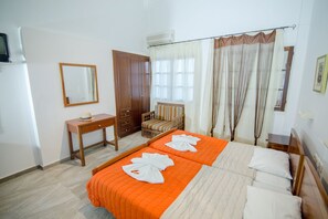 Caja de seguridad en la habitación y tabla de planchar con plancha 