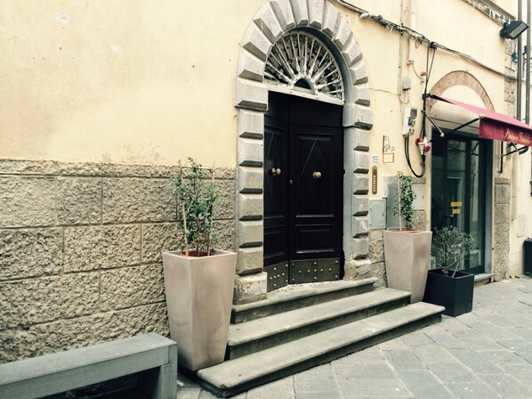 Property entrance - La Stagione dell'Arte (Camaiore)