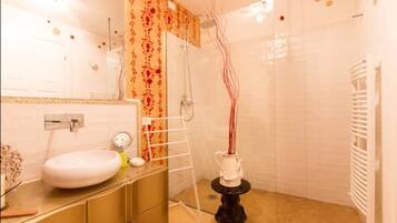 Doppia Deluxe, 1 letto matrimoniale, vista città | Bagno | Doccia, asciugacapelli, bidet, asciugamani