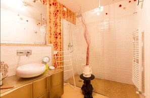 Habitació doble Deluxe, 1 llit doble, vistes a la ciutat | Bany | Dutxa, assecador de cabells, bidet i tovalloles 