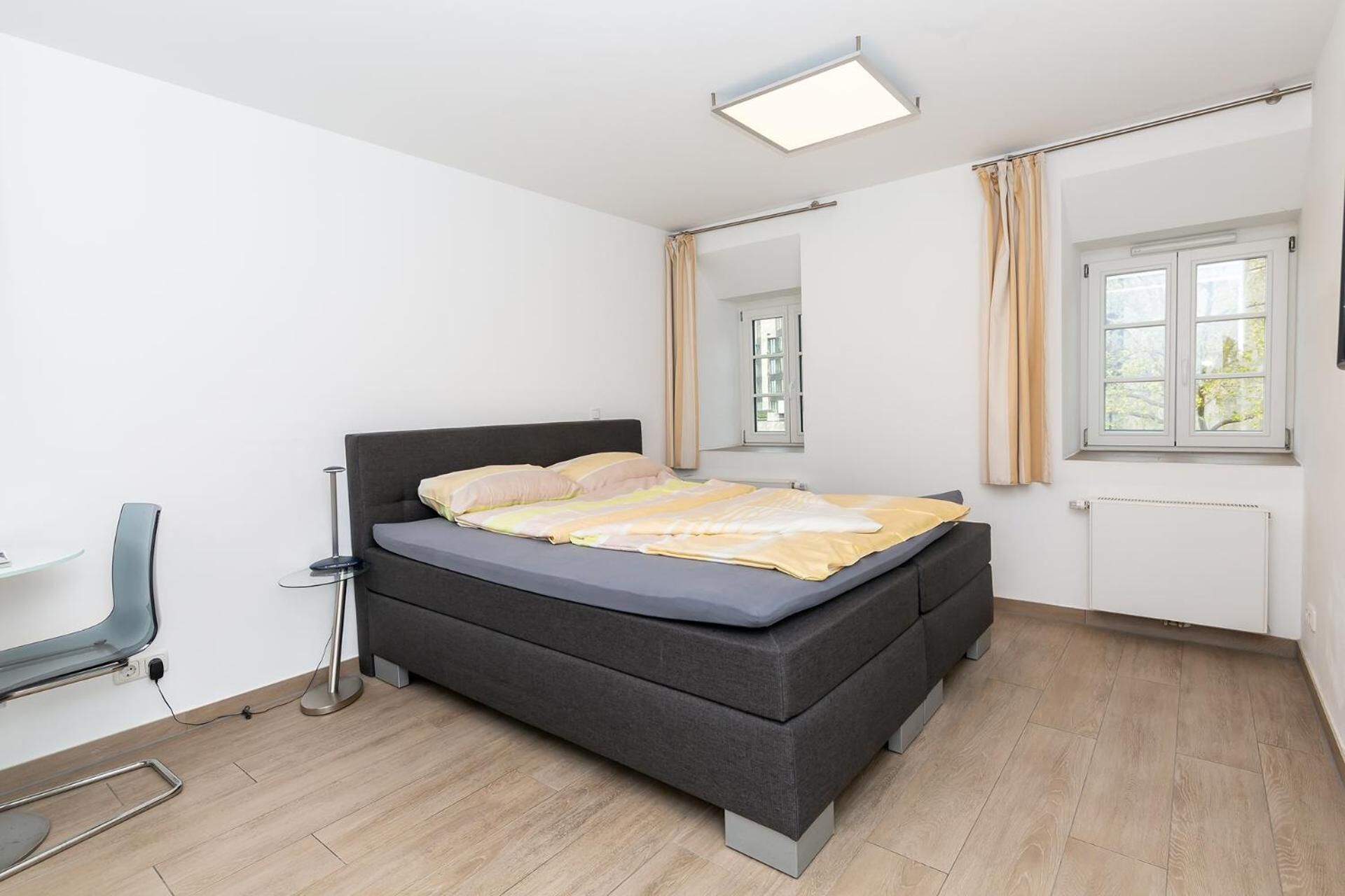 premium bedding, desk, cots/infant beds, rollaway beds