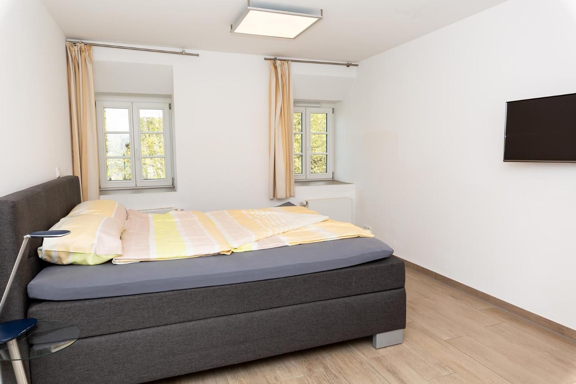 premium bedding, desk, cots/infant beds, rollaway beds