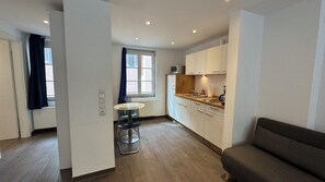 Deluxe Apartment, Kitchenette | Private kitchen | Full-size fridge, microwave, stovetop, electric kettle - Hotel Havana (Mainz)