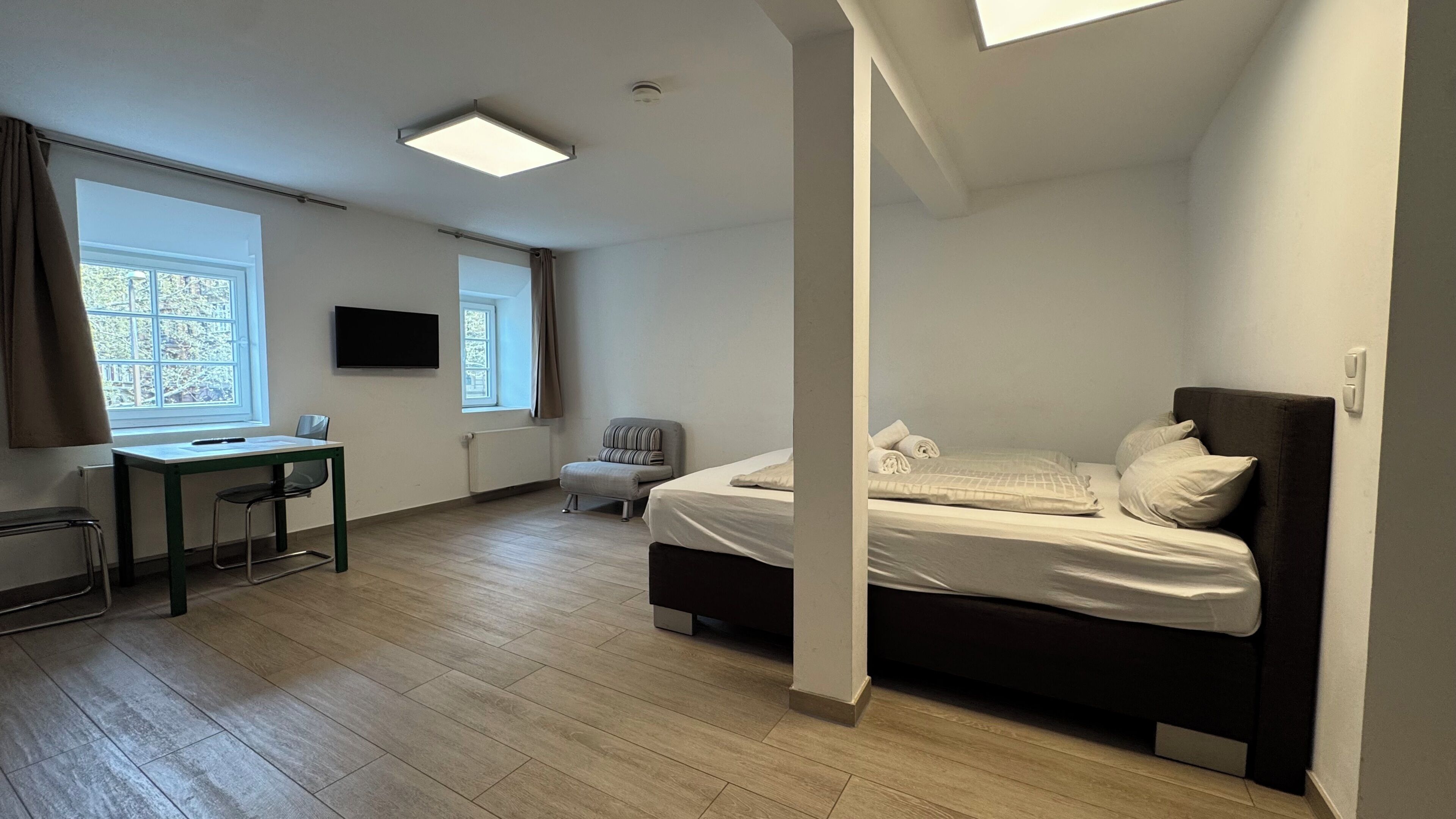 Deluxe Apartment, Kitchenette | Premium bedding, desk, cribs/infant beds, rollaway beds