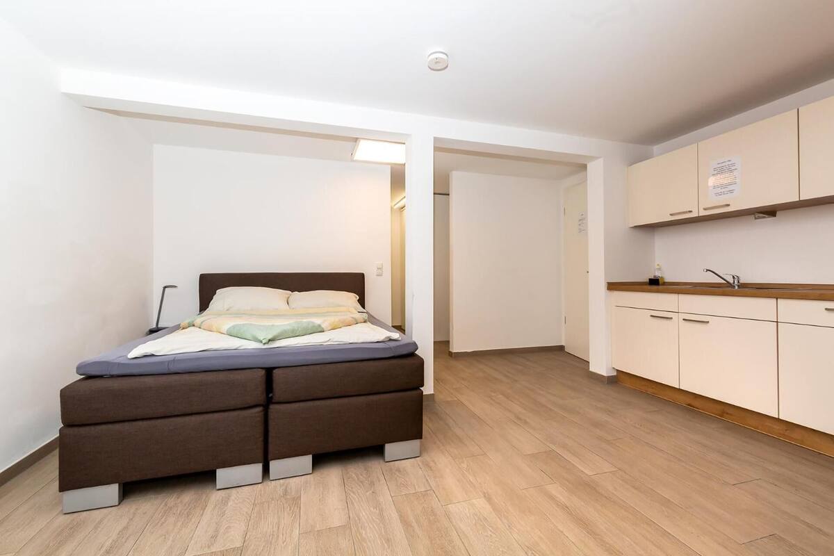 premium bedding, desk, cots/infant beds, rollaway beds