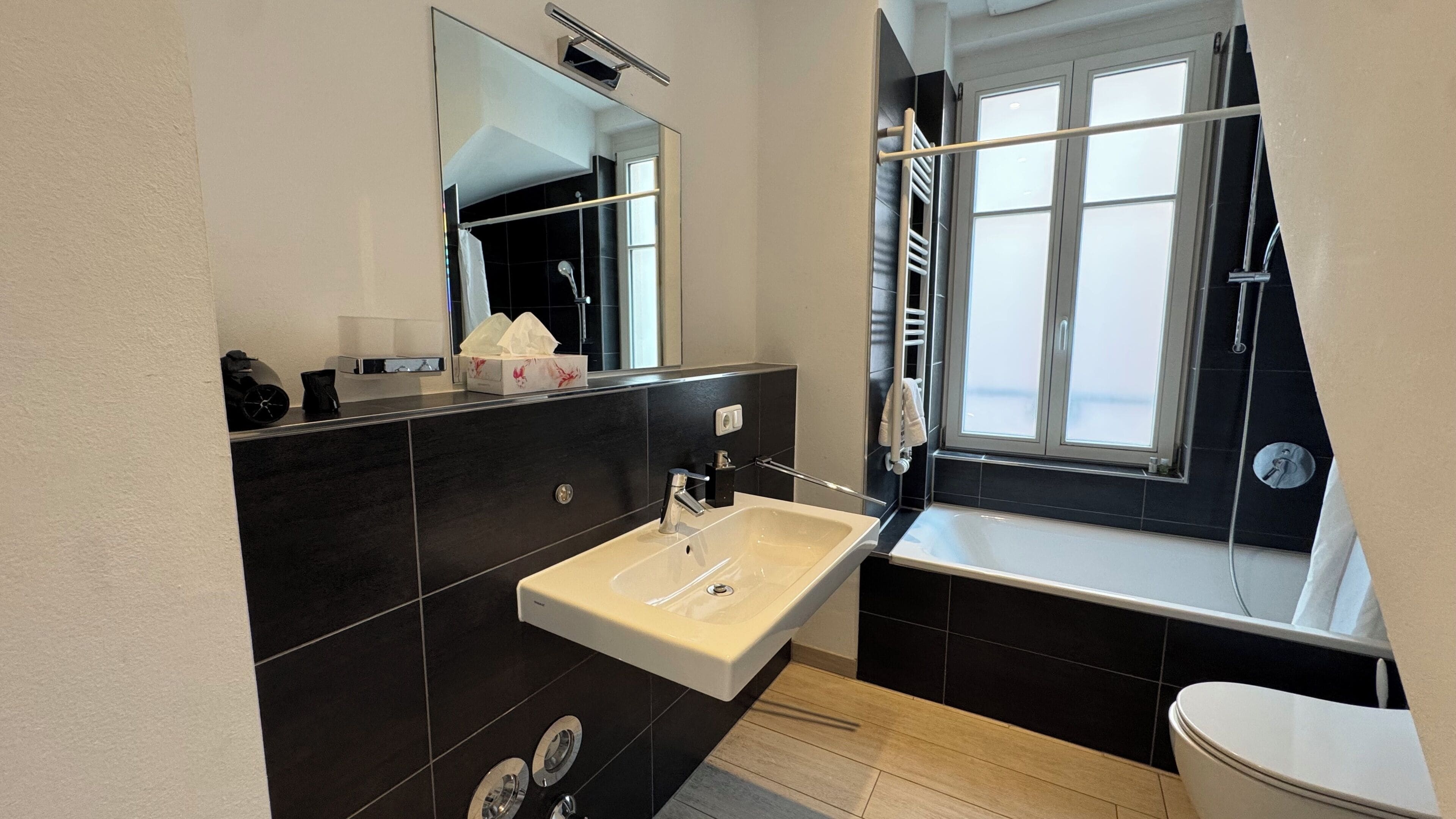 Comfort Apartment, Bathtub | Bathroom | Hair dryer, towels, soap, shampoo
