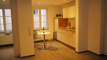 Hochwertige Bettwaren, Schreibtisch, Babybetten, Zustellbetten