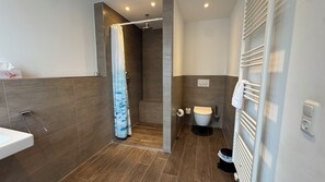 Standard Apartment, Balcony | Bathroom | Free toiletries, towels - Hotel Havana (Mainz)