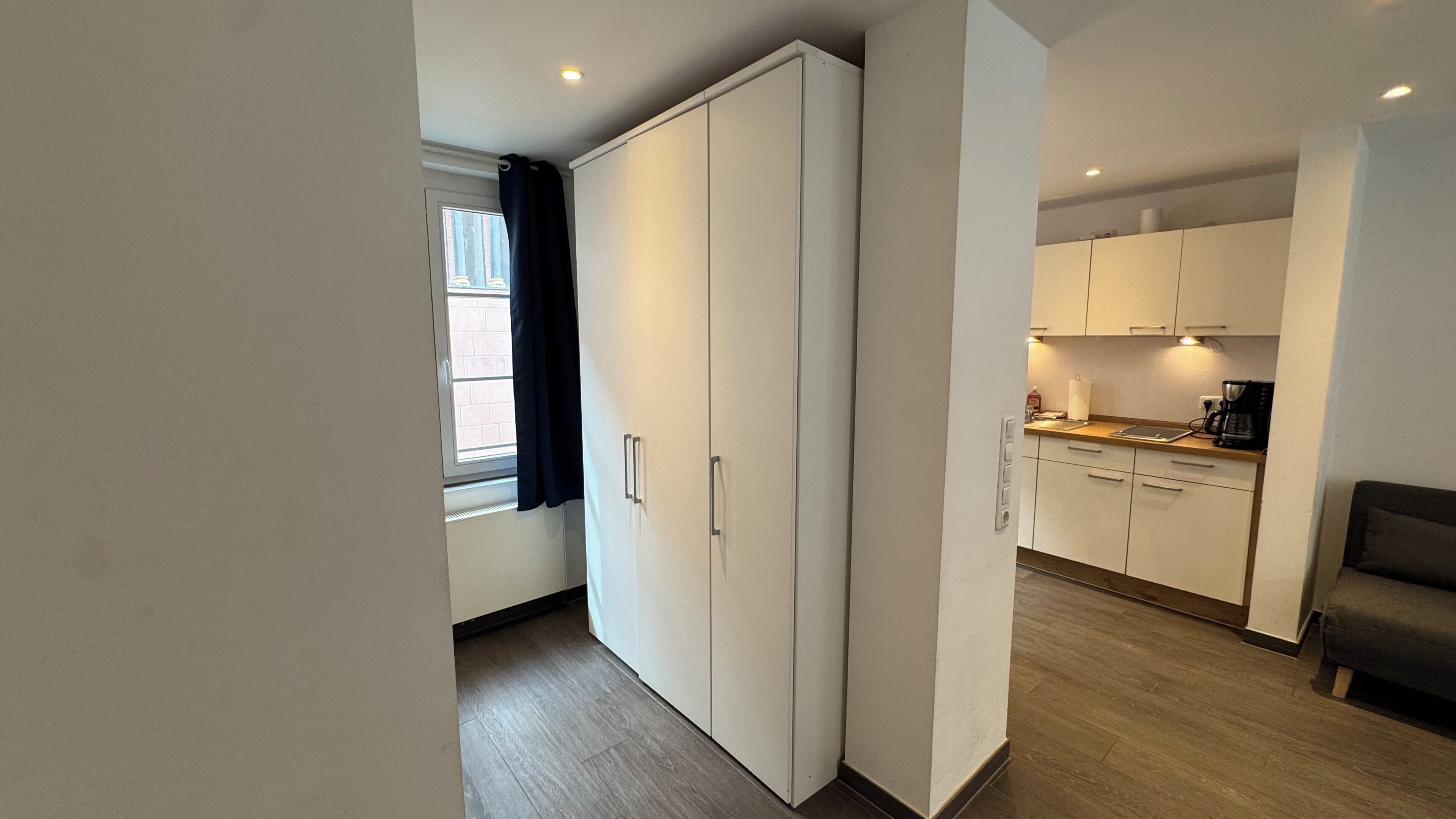 Deluxe-Apartment, Kochnische | Hochwertige Bettwaren, Schreibtisch, Babybetten, Zustellbetten