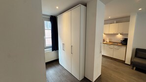 Deluxe Apartment, Kitchenette | Premium bedding, desk, cribs/infant beds, rollaway beds - Hotel Havana (Mainz)