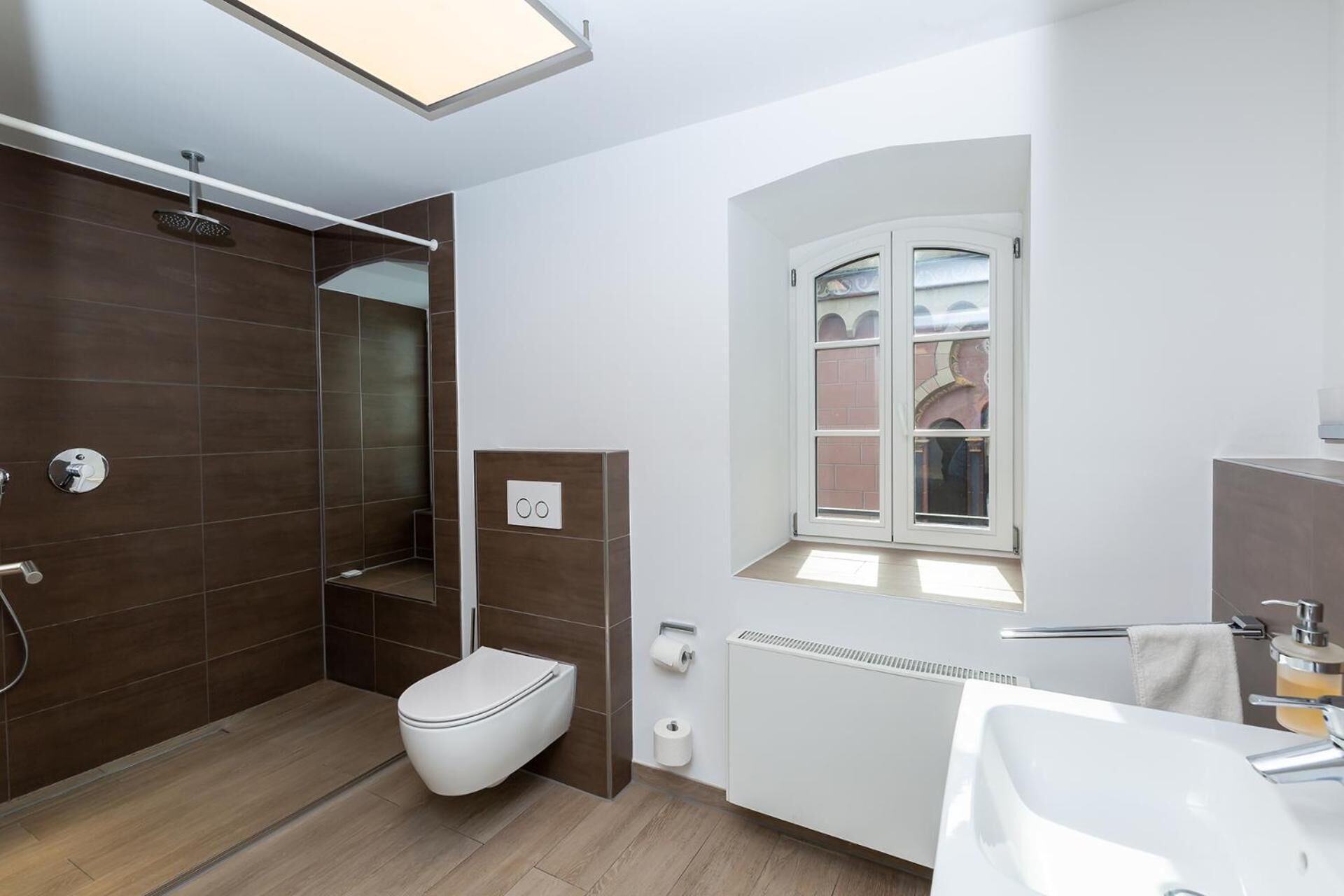 free toiletries, towels