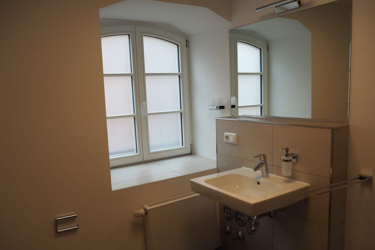 Superior appartement, kitchenette | Badkamer met wastafel
