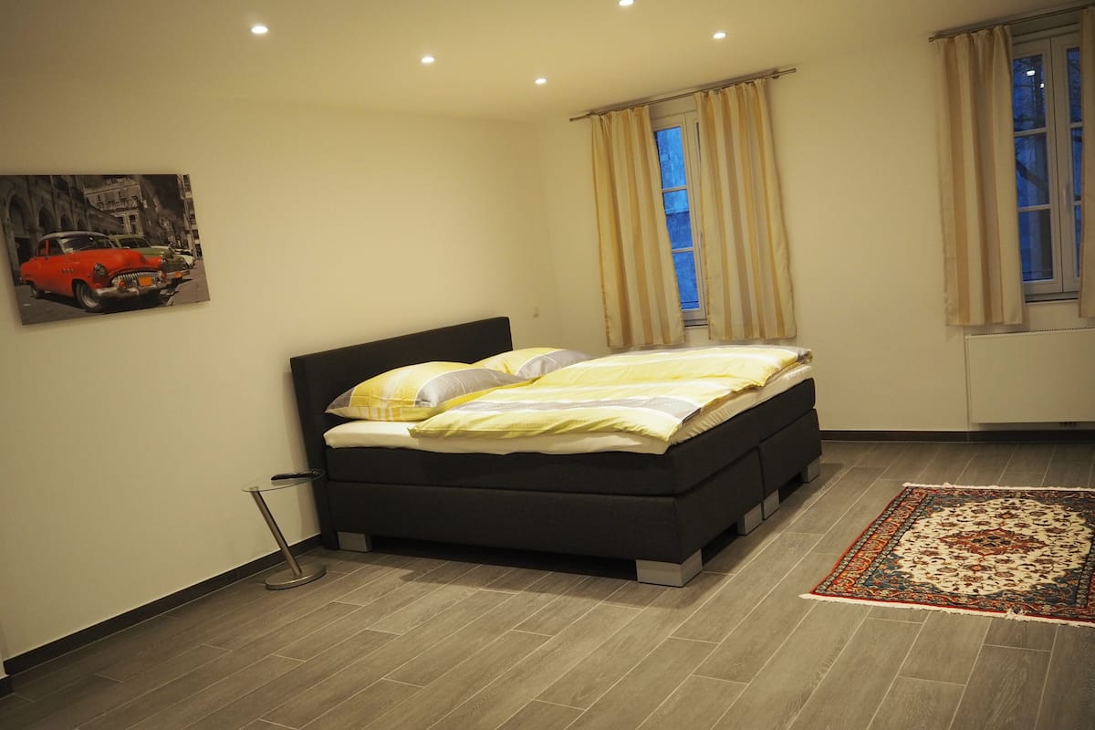 Luxe beddengoed, een bureau, babybedden, extra bedden