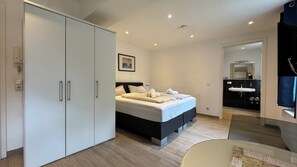 Standard Apartment | Premium bedding, desk, cribs/infant beds, rollaway beds - Hotel Havana (Mainz)