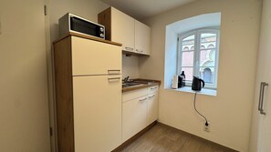 Comfort Apartment, Non Smoking, Kitchenette | Private kitchen | Full-size fridge, microwave, stovetop, electric kettle - Hotel Havana (Mainz)
