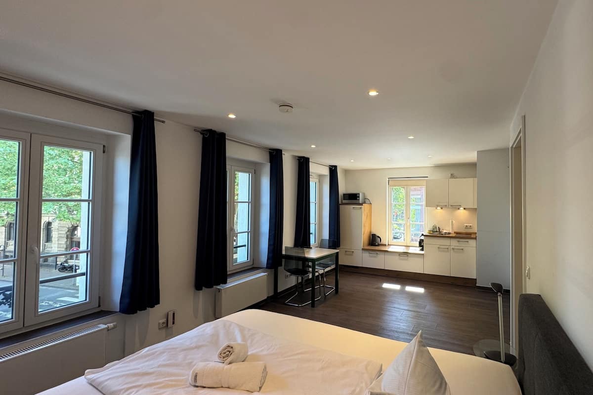 Appartement Confort, cuisinette, dans la tour | Literie de qualité, bureau, lit de bébé (supplément)