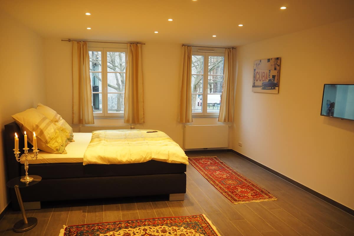 Luxe beddengoed, een bureau, babybedden, extra bedden