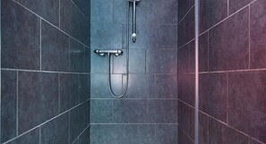Bathroom shower - The Porterhouse (Cambridge)