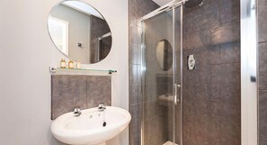 Douche, articles de toilette gratuits, serviettes fournies
