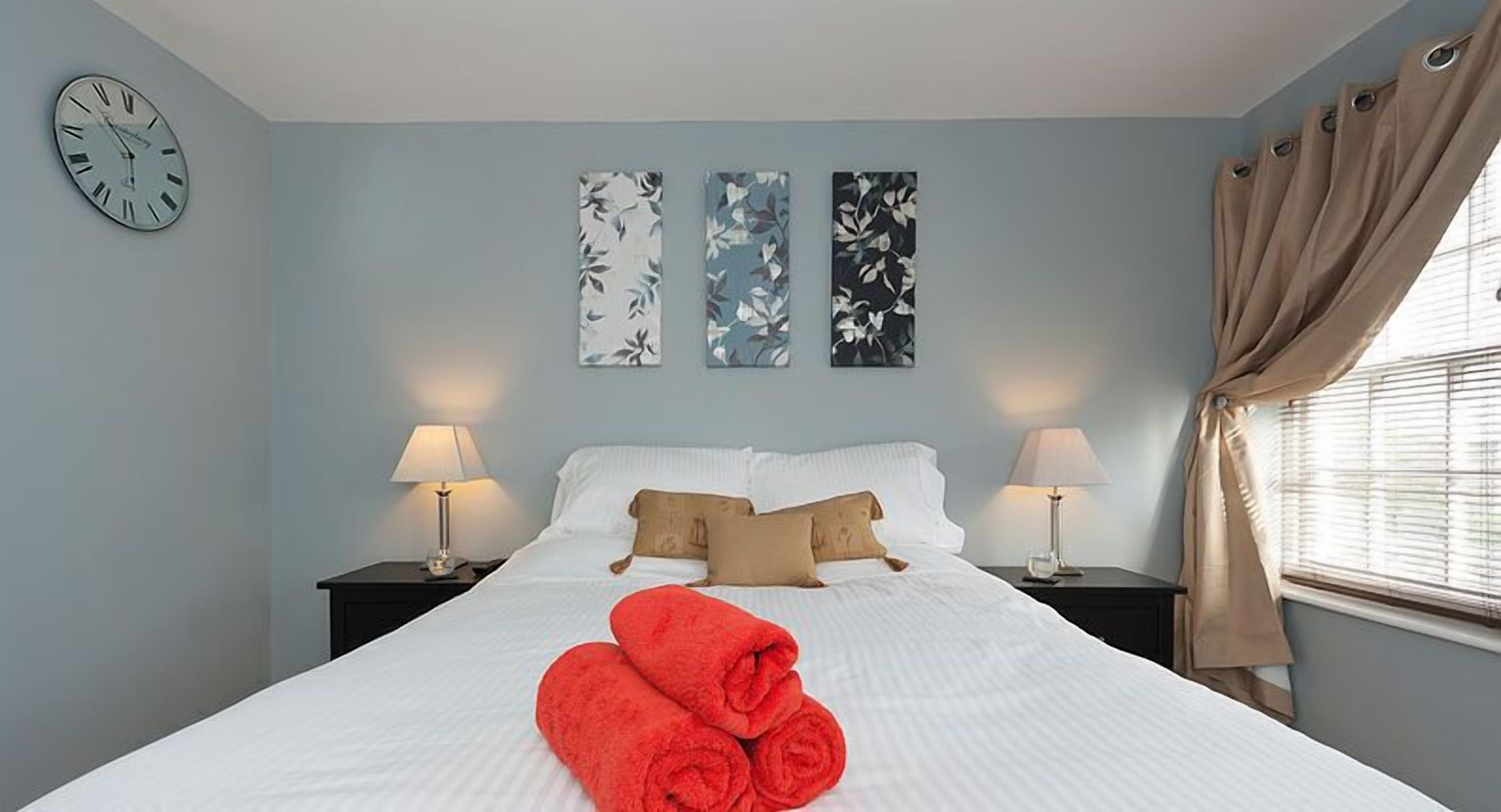 Premium bedding, iron/ironing board, free WiFi