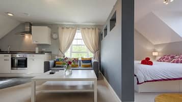 Deluxe Studio | Premium bedding, iron/ironing board, free WiFi