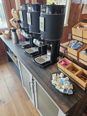 Free daily buffet breakfast - Linekin Bay Resort (Boothbay Harbor)