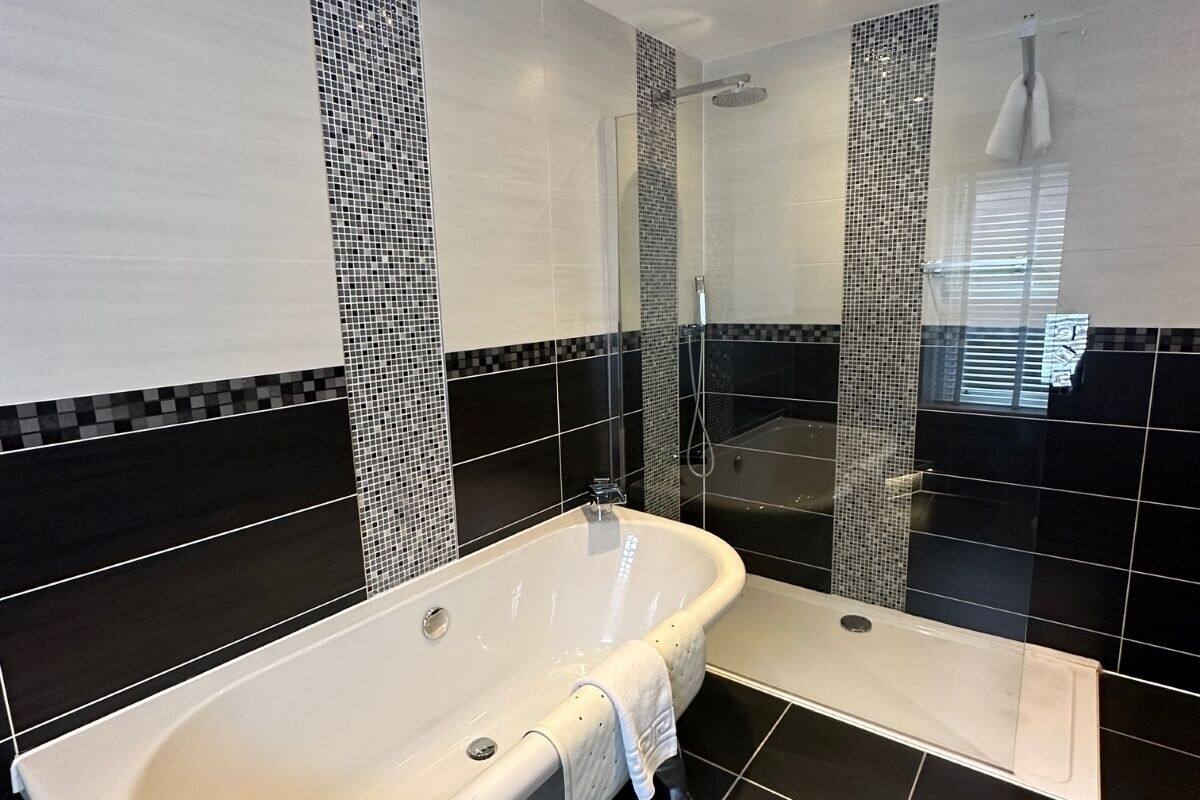 large executive double | bathroom | free toiletries, hair dryer, towels