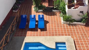 Piscine extérieure, chaises longues