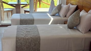 Quarto triplo, vista para o oceano | Roupas de cama premium, edredons de pluma, cofres nos quartos