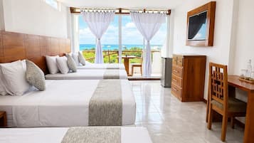 Habitación cuádruple, vista al mar | Ropa de cama de alta calidad y edredón