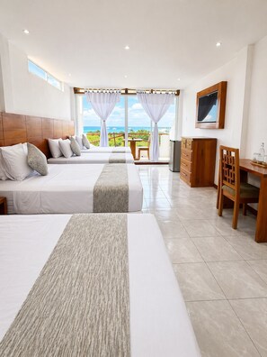 Quadruple Room, Sea View | Peralatan tempat tidur premium, gebar bulu kapas, peti besi dalam bilik 