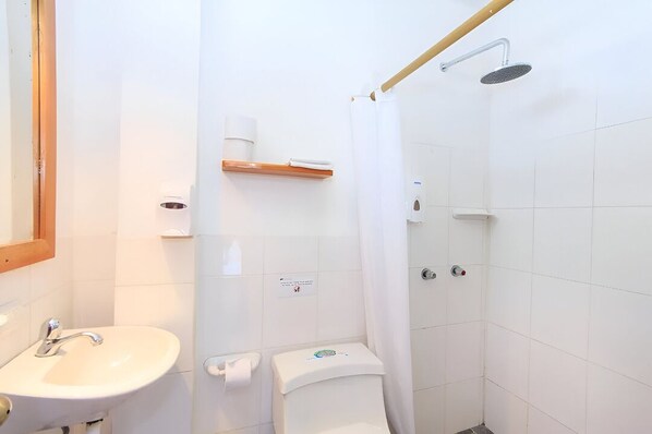 Standard Quadruple Room | Bathroom - Hotel La Casa de Judy (Puerto Ayora)