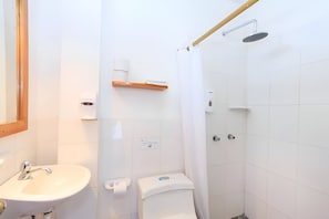 Standard Quadruple Room | Bathroom