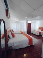 Habitación triple estándar | Ropa de cama de alta calidad, edredones de plumas, caja fuerte