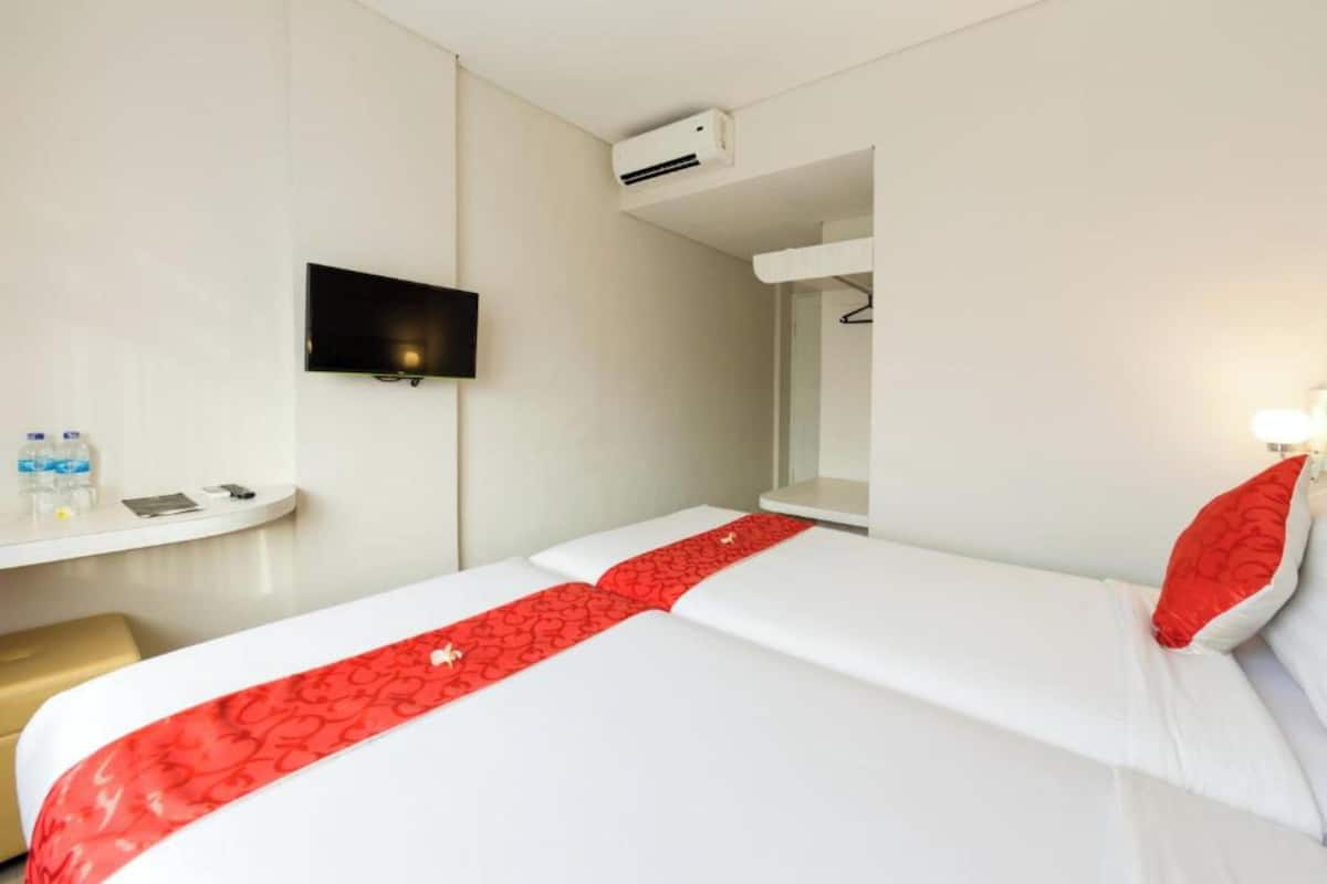 Superior Room, 2 Twin Beds | In-room safe, desk, soundproofing, WiFi (free)