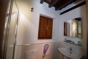 Quarto casal urbano | Banheiro | Chuveiro, produtos de toalete grátis
