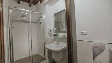 Chambre Quadruple Ville | Salle de bain | Douche, articles de toilette gratuits, sĂšche-cheveux