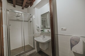 City-Vierbettzimmer | Badezimmer | Dusche, kostenlose Toilettenartikel, Haartrockner, Handtücher