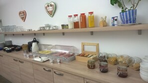 Dagelijks ontbijtbuffet (EUR 9.00 per persoon)