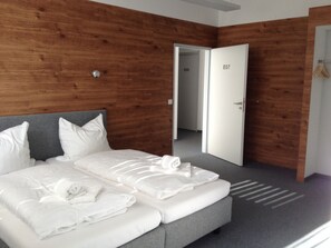 Een bureau, gratis babybedden, gratis wifi