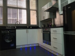 Premier Studio Suite, 1 Bedroom | Private kitchen | Fridge, coffee/tea maker, paper towels - London Continental Hotel (London)