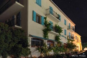 Schreibtisch, Verdunkelungsvorhänge, Bettwäsche