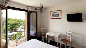 Escritorio, cortinas blackout y ropa de cama