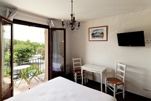 Schreibtisch, Verdunkelungsvorhänge, Bettwäsche